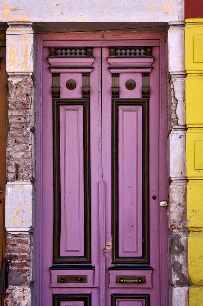 μαύρο βιολετί παλιά πόρτα από ξύλο στο κέντρο της Λα Μπόκα  - Φωτογραφία, εικόνα