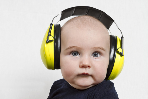 Дитина з захистом вуха
 - Фото, зображення