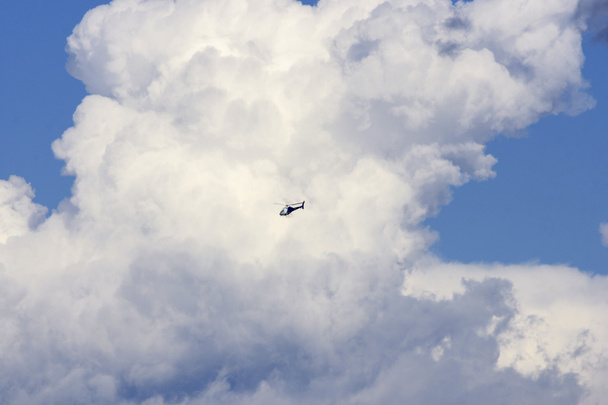 Helicóptero en las nubes
 - Foto, Imagen