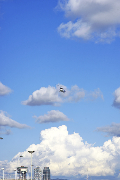 helikopter in de wolken - Foto, afbeelding
