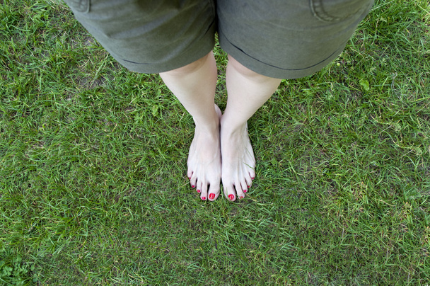 Bosé nohy v trávě pozadí. - Fotografie, Obrázek
