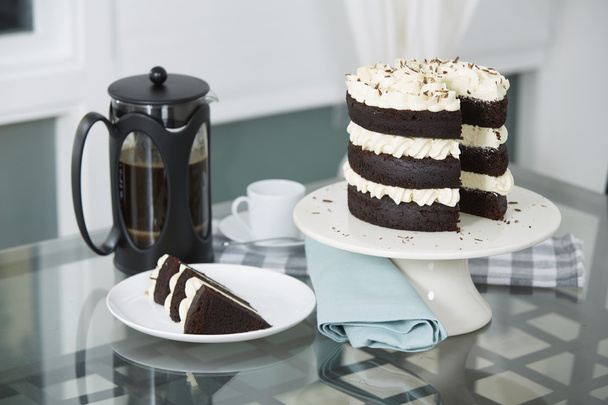 Gâteau au chocolat servi avec du café frais brassé
 - Photo, image