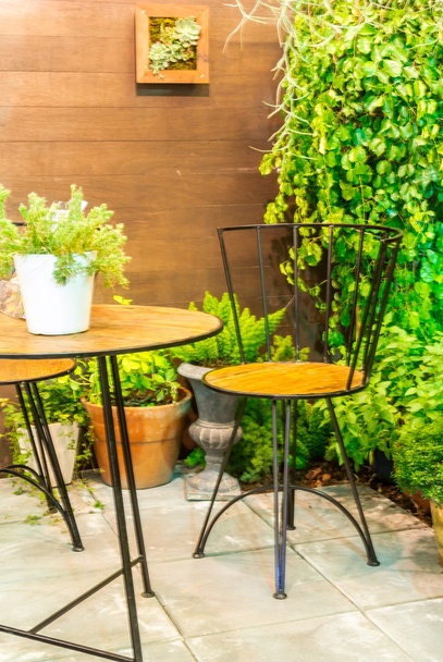 Conjunto de mesas en jardín relax
. - Foto, imagen