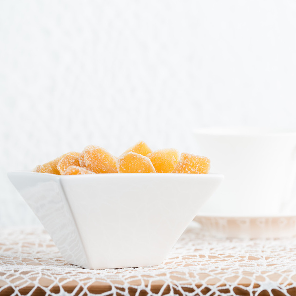 Gingembre aux bonbons dans un bol en porcelaine blanche
 - Photo, image
