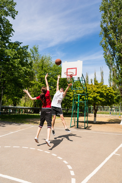 Couple Playing Basketball on Outdoor Court - Foto, imagen