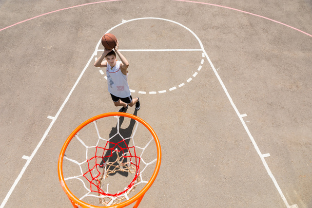 Young Man Taking Shot on Net on Basketball Court - Foto, immagini