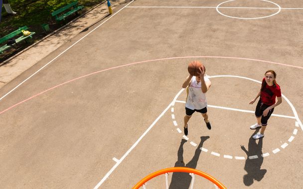 Couple Playing Basketball on Outdoor Court - Foto, Imagen