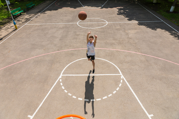 Young Man Making Free Throw on Basketball Court - Foto, Imagen