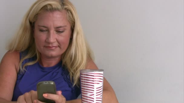 woman using smart phone and drinking coffee - Filmmaterial, Video