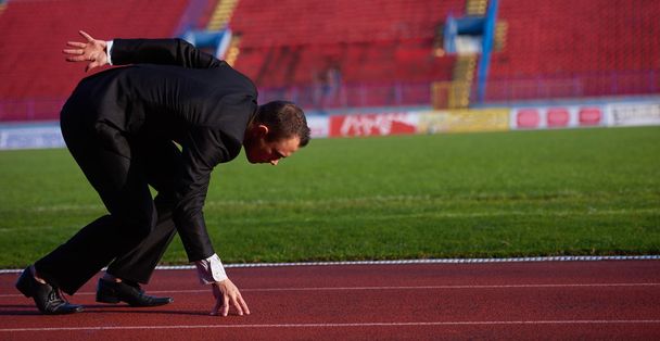 Businessman ready to sprint - Foto, afbeelding