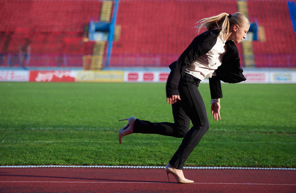 biznes kobieta gotowa do sprintu - Zdjęcie, obraz