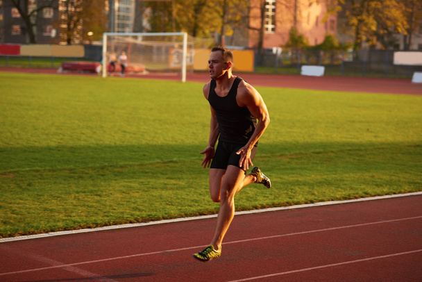 Athletic man sprinter - Foto, afbeelding