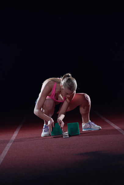 žena sprinter startovních bloků - Fotografie, Obrázek