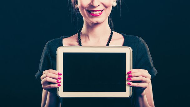 Woman showing tablet - Fotografie, Obrázek
