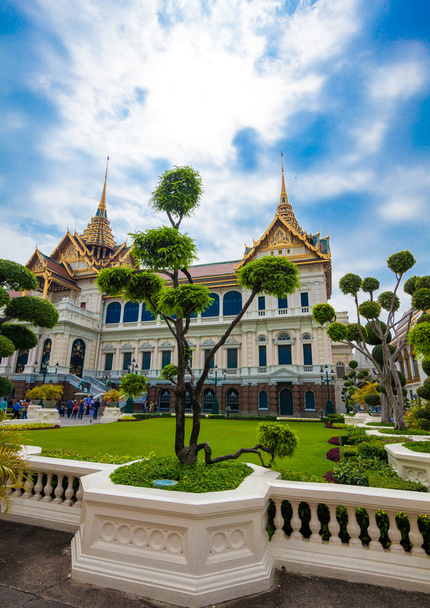 Ναούς και τουρίστες στο μεγάλο παλάτι της Μπανγκόκ - Φωτογραφία, εικόνα