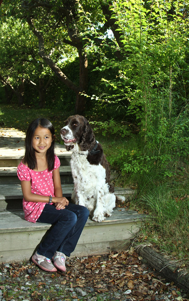 Дівчина сидить зі своїм собакою
 - Фото, зображення