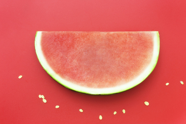 Fatia de melancia sem sementes no fundo vermelho
 - Foto, Imagem