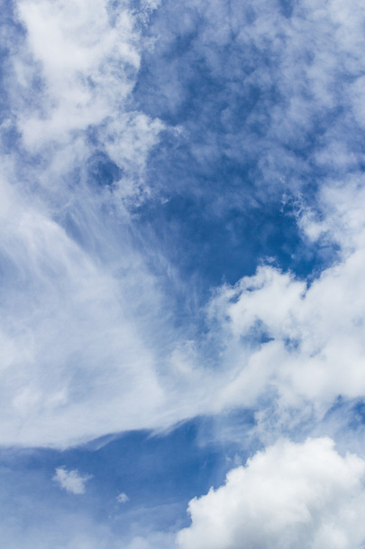 Cielo brillante con nubes
 - Foto, imagen