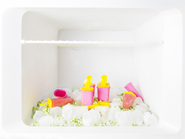 Réfrigérateur avec crèmes glacées, blocs de glace et pois surgelés
 - Photo, image