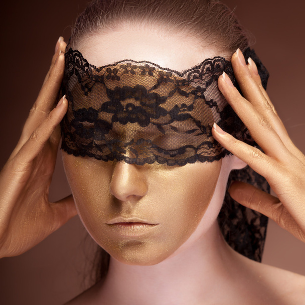 Mujer sensual con un encaje en la cara
 - Foto, Imagen