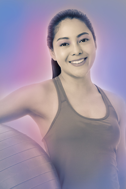 gesunde Frau - Mädchen lächelt und hält Fitnessball, Jahrgang - Foto, Bild