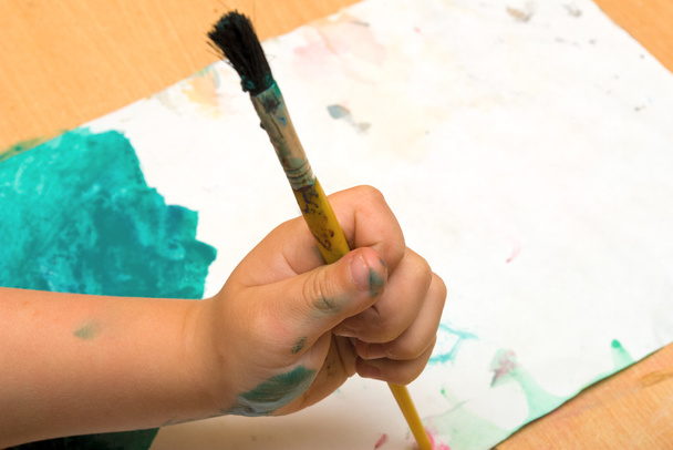 Een kid's hand met penseel - Foto, afbeelding