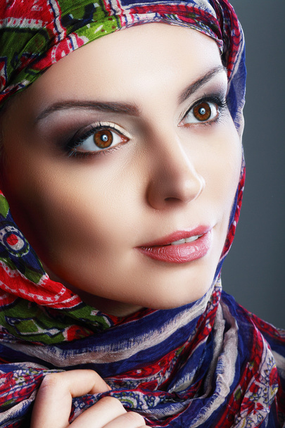 Arabic woman wearing head scarf - Foto, Imagen