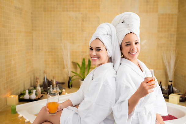 Mujeres disfrutando día de spa
 - Foto, Imagen