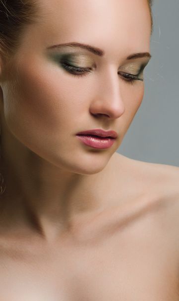 Make-up. Prachtige model met groene make-up - Foto, afbeelding