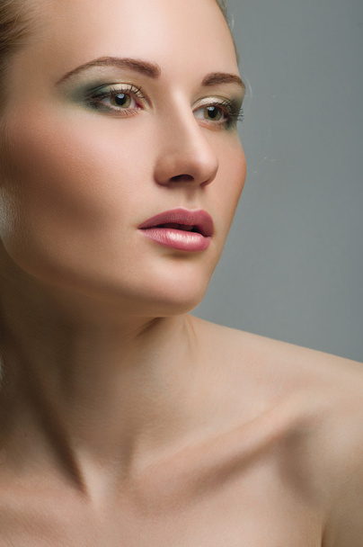 Make-up. schönes Modell mit grünem Make-up - Foto, Bild