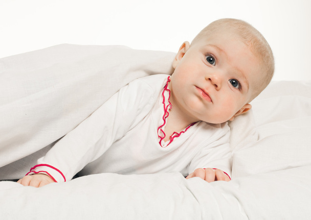 Kis lány baba megállapításáról a fehér takaró alatt - Fotó, kép