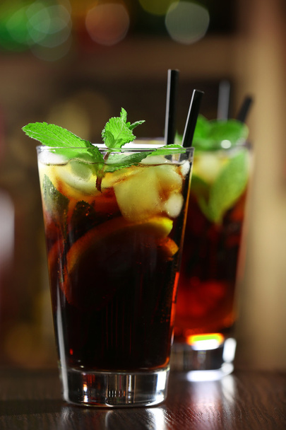 Glass of cocktail in bar - Фото, зображення