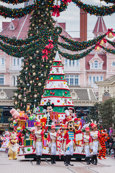 Disney Christmas Parade in Disneyland Paris. - Foto, afbeelding