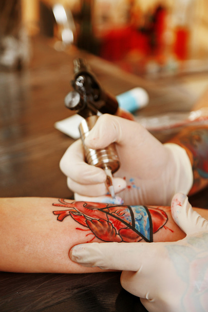 Tattoo artist at work - Foto, Imagen