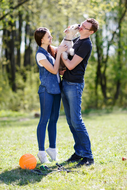 Feliz joven pareja y perro
 - Foto, Imagen