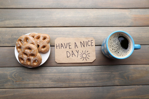 Чашка кави з свіжі круасани і мати хороший день масаж - Фото, зображення