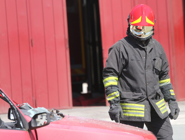 изолированный итальянский пожарный в защитной форме и красном шлеме
 - Фото, изображение