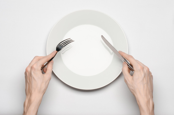 Restaurant und Essen Thema: die menschliche Hand zeigen Geste auf einem leeren weißen Teller auf weißem Hintergrund im Studio isolierte Ansicht von oben - Foto, Bild