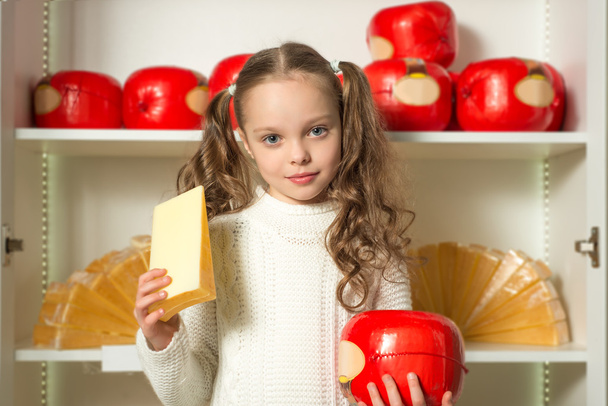 Little girl with cheese - Foto, afbeelding