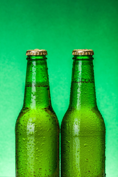 feuchte grüne Bierflaschen - Foto, Bild