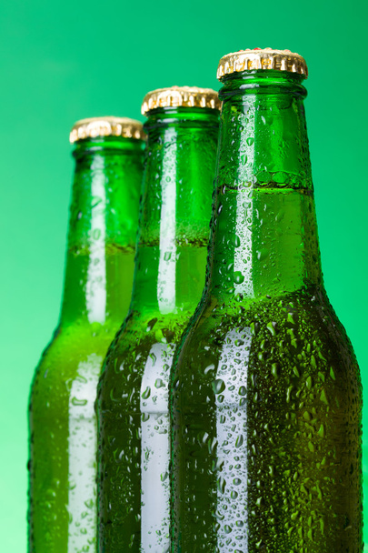 Tres botellas de cerveza en blanco húmedo
 - Foto, Imagen