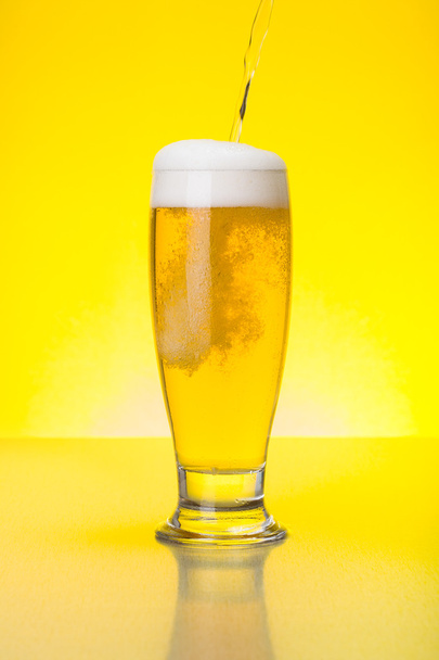 Beer being pured into glass - Фото, зображення