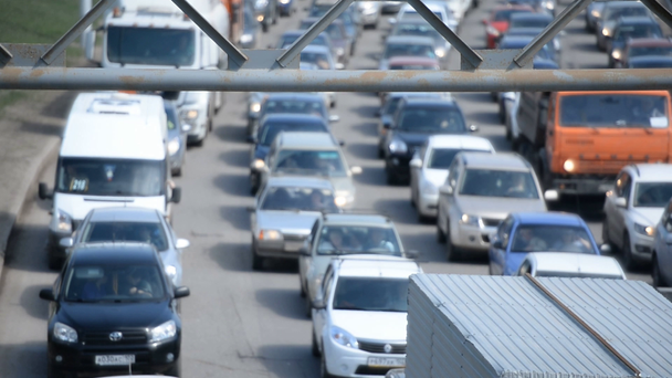 Κυκλοφορία αυτοκινήτων στην εθνική οδό - Πλάνα, βίντεο