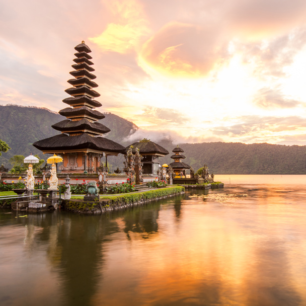 Pura Ulun Danu Bratan em Bali, Indonésia
 - Foto, Imagem