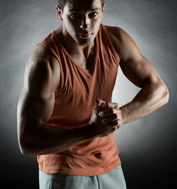 young man showing biceps - Zdjęcie, obraz