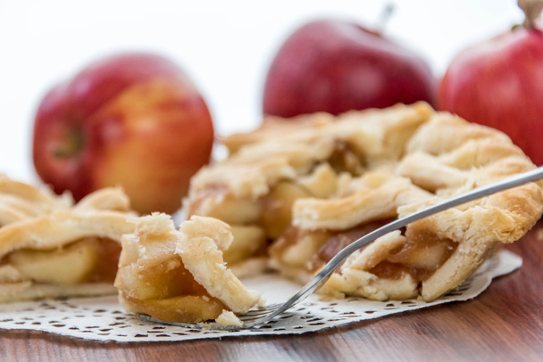 frisch gebackener Apfelkuchen in Scheiben - Foto, Bild
