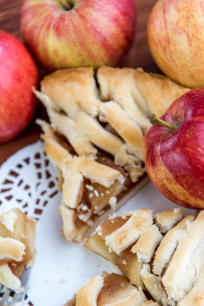 свіжий запечений нарізаний яблучний пиріг
 - Фото, зображення