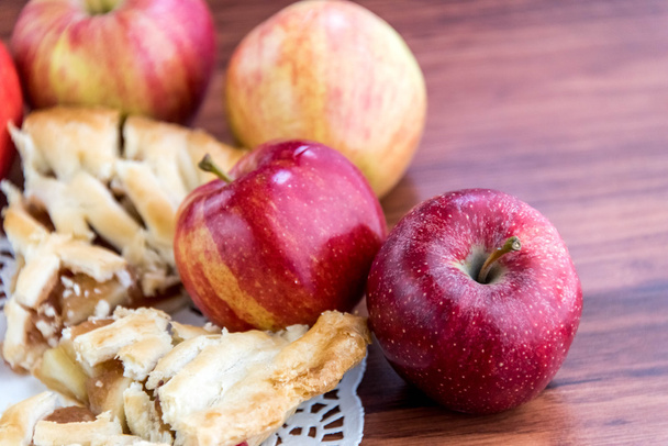 свіжий запечений нарізаний яблучний пиріг
 - Фото, зображення