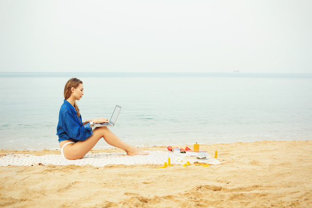 business woman working on the beach - 写真・画像