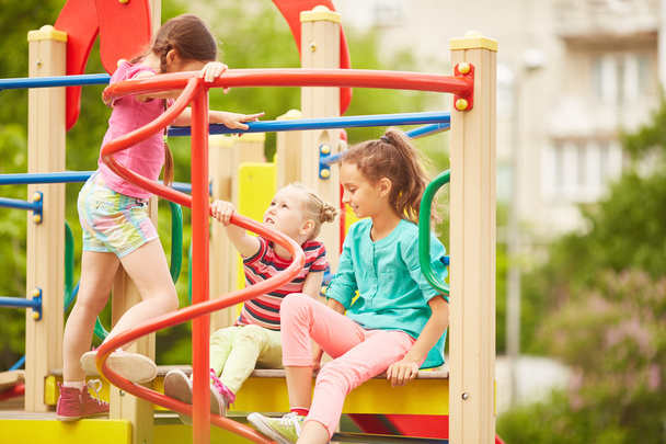 Meninas se divertindo no playground
 - Foto, Imagem